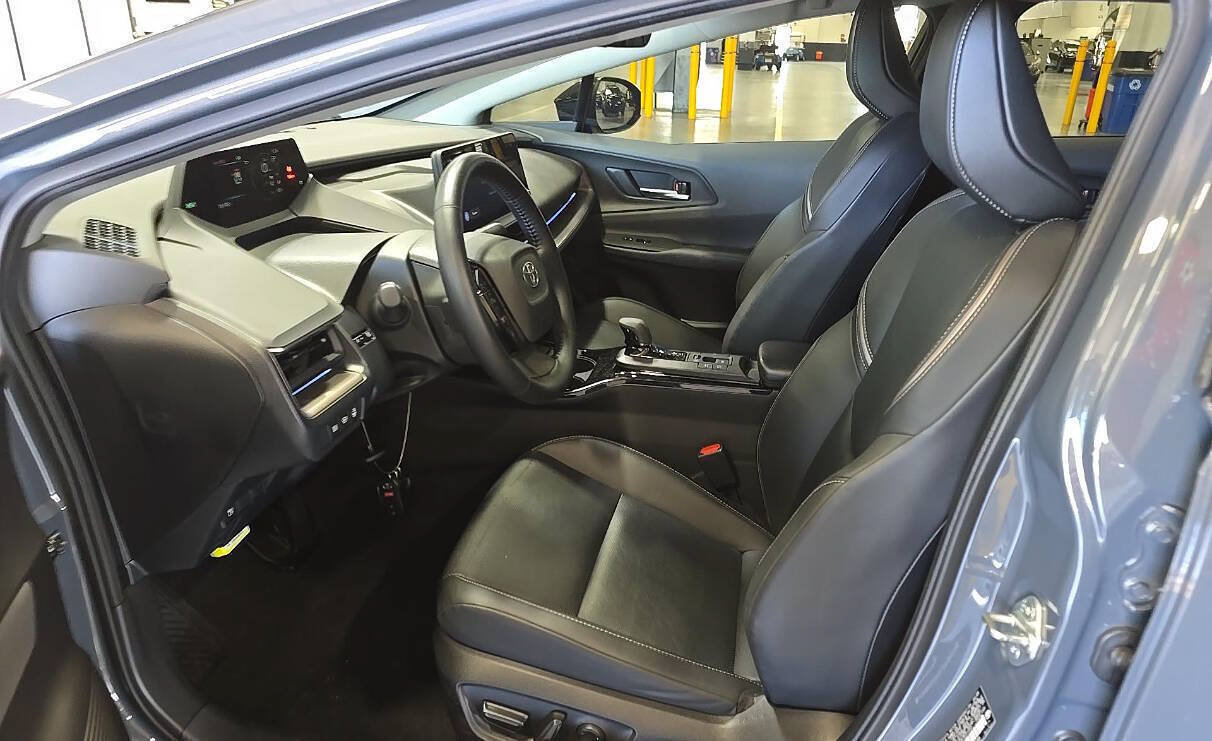 Used 2025 Toyota Prius XLE AWD/4WD image 9