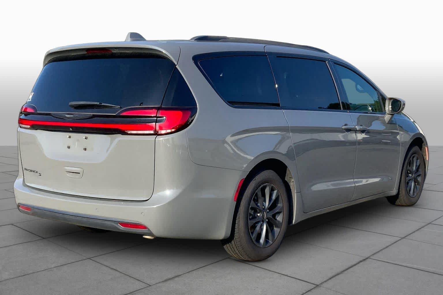 Used 2021 Chrysler Pacifica Touring-L w/ Uconnect Theater Family Group FWD image 12