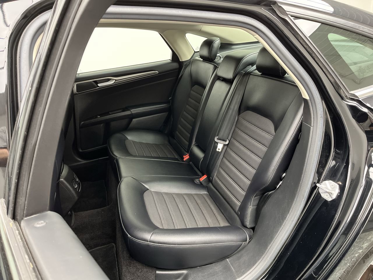 Used 2017 Ford Fusion SE w/ Equipment Group 201A FWD image 12