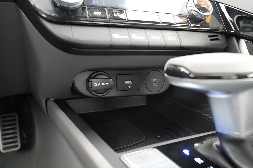 Certified 2025 Hyundai Elantra SEL FWD image 31