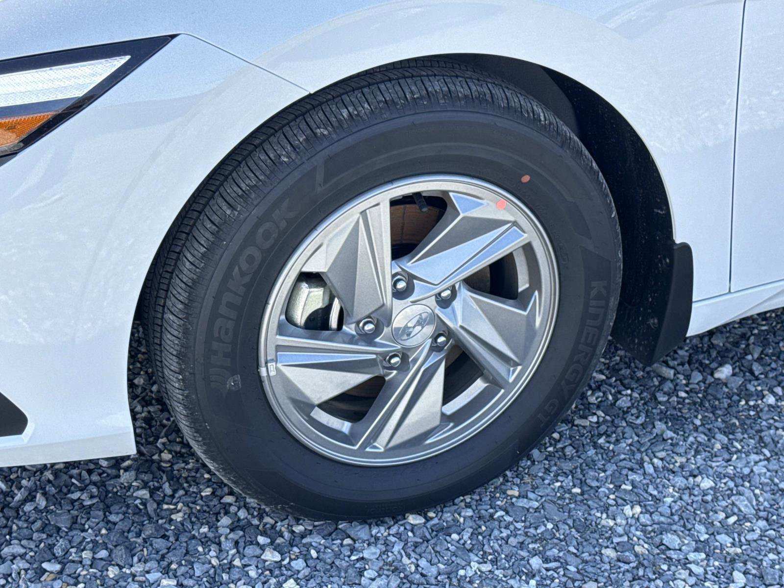New 2026 Hyundai Elantra SE FWD image 17