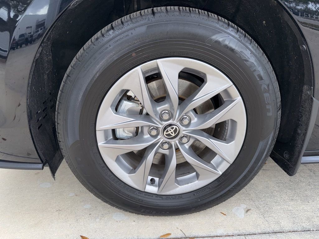 Used 2025 Toyota Sienna XLE image 35