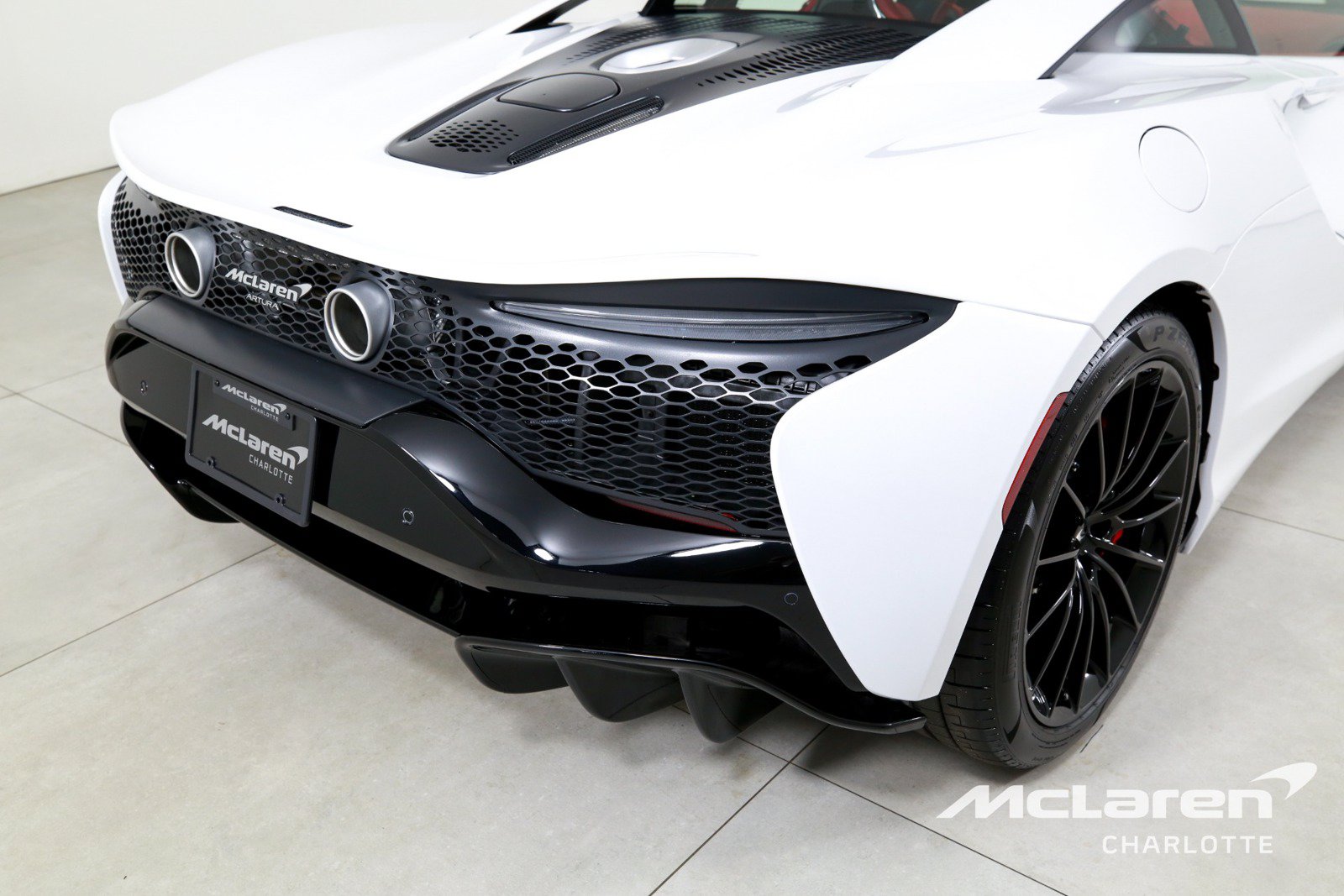 Used 2025 McLaren Artura RWD image 31