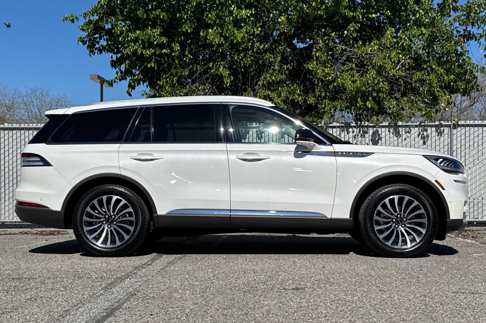 Certified 2020 Lincoln Aviator Reserve w/ Equipment Group 201A image 3