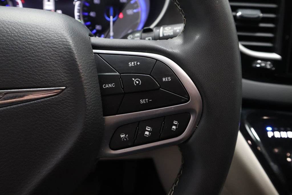 Used 2022 Chrysler Pacifica Touring-L image 29