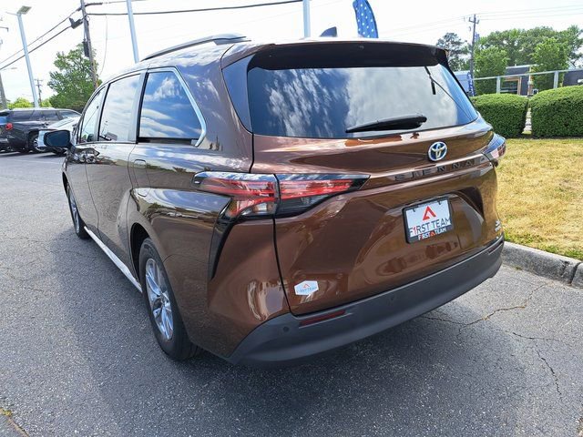 Certified 2022 Toyota Sienna XLE w/ XLE Plus Package FWD image 10
