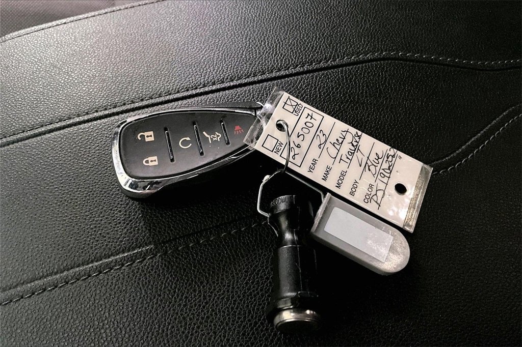 Used 2023 Chevrolet Traverse LT image 11