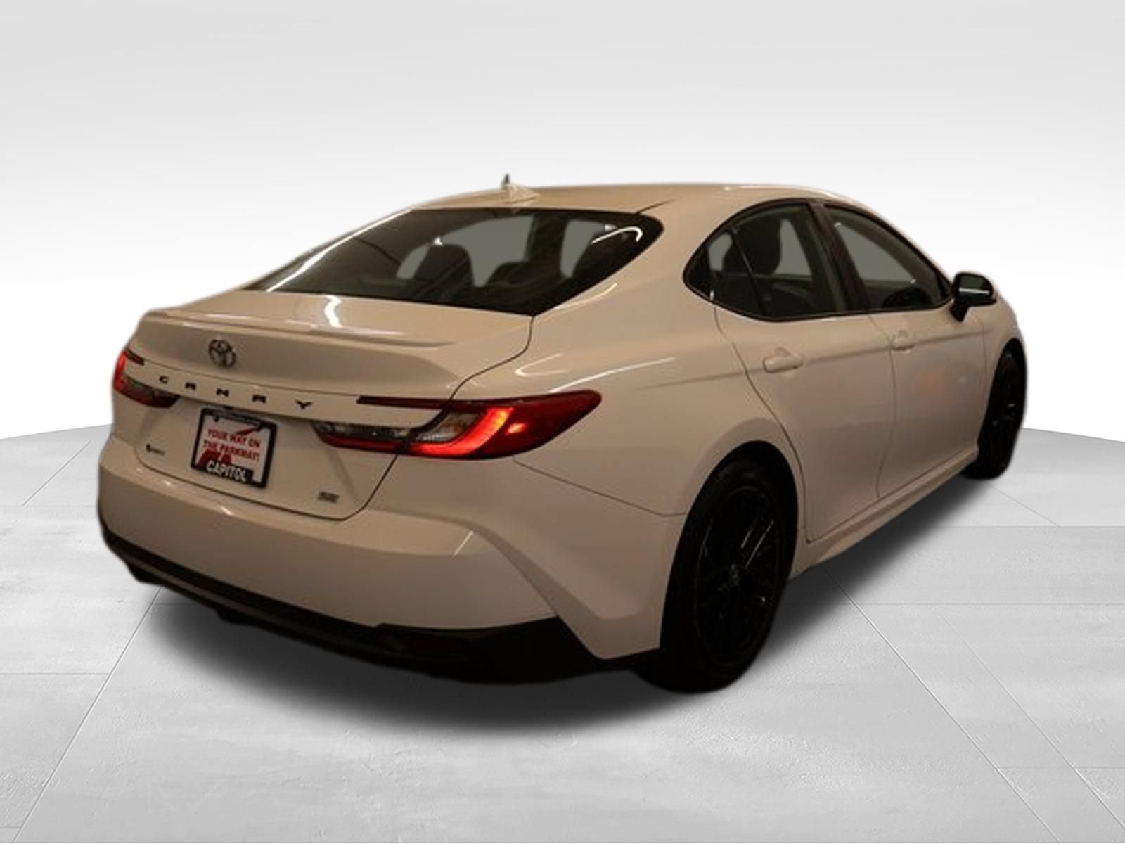 Used 2025 Toyota Camry SE FWD image 2