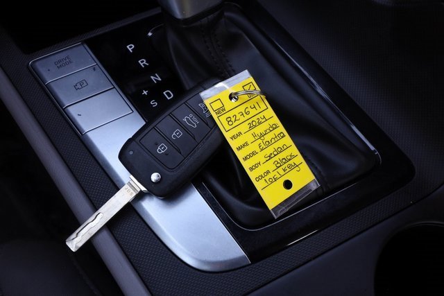 Used 2024 Hyundai Elantra SE image 12