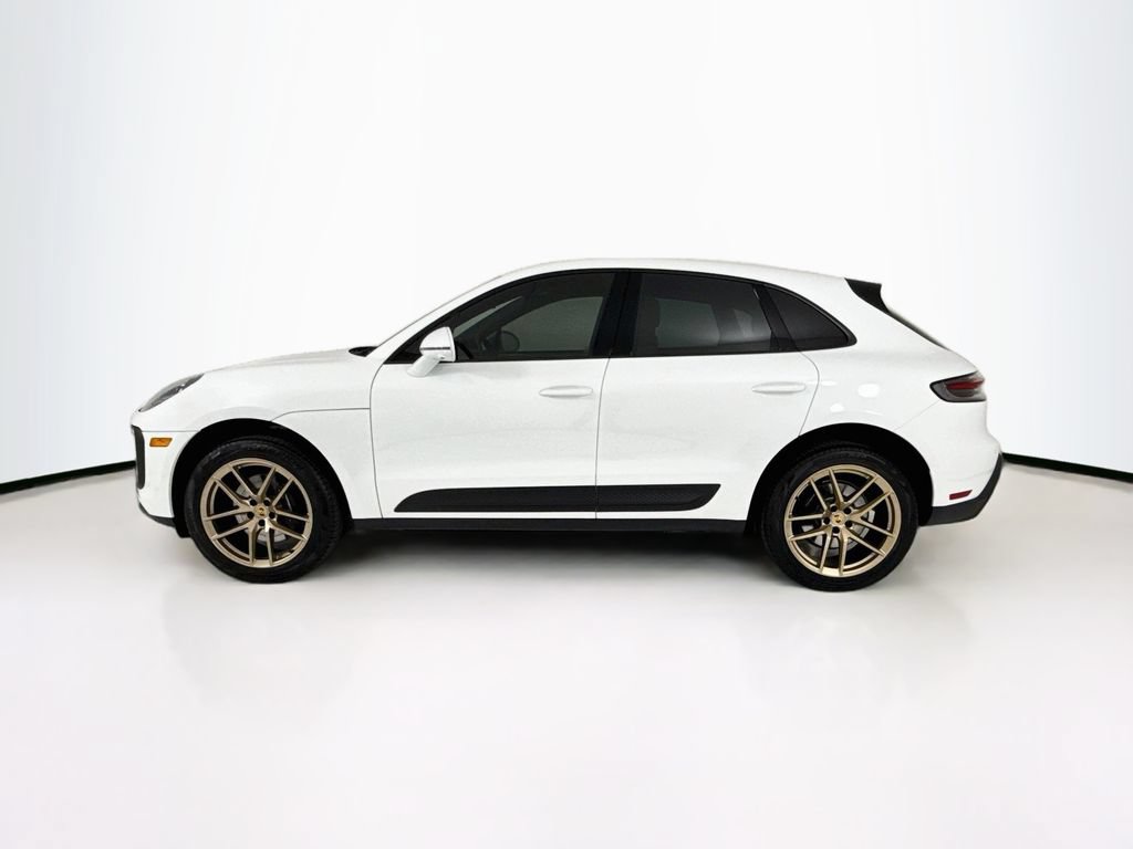 Certified 2025 Porsche Macan AWD/4WD image 2