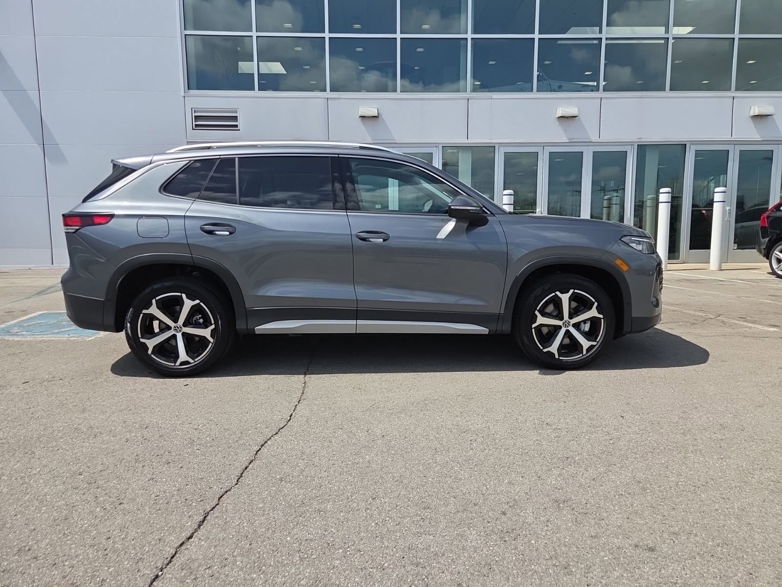 New 2026 Volkswagen Tiguan SE AWD/4WD image 2