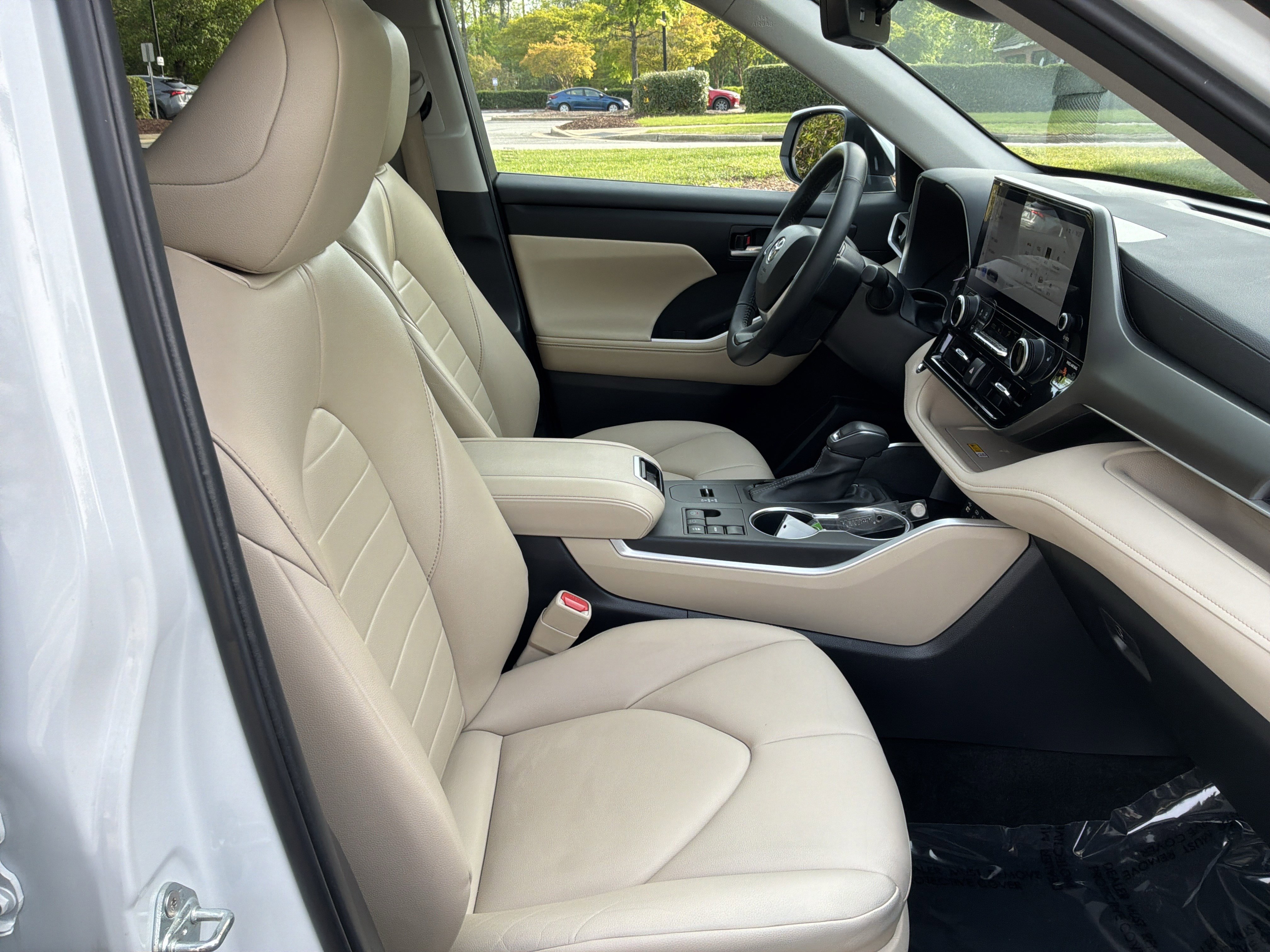 Used 2023 Toyota Highlander XLE image 35