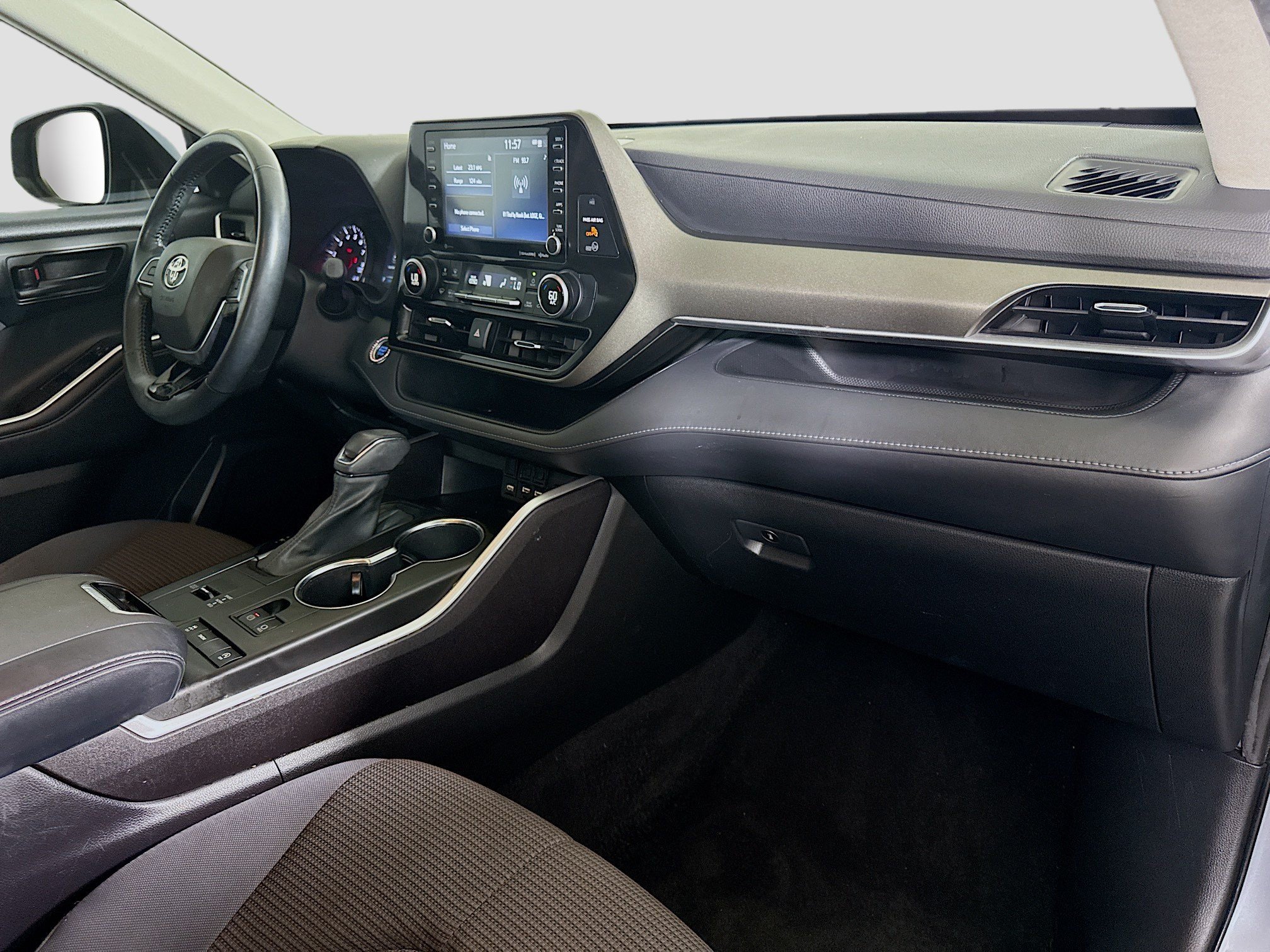 Used 2021 Toyota Highlander LE FWD image 30