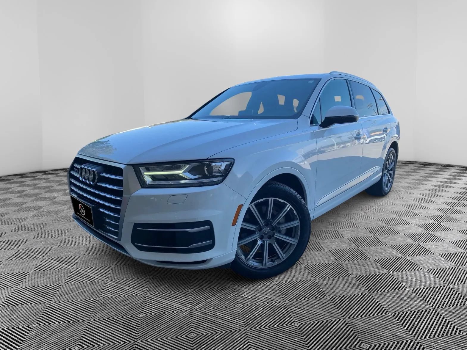 Used 2019 Audi Q7 3.0T Premium w/ Towing Package AWD/4WD image 2