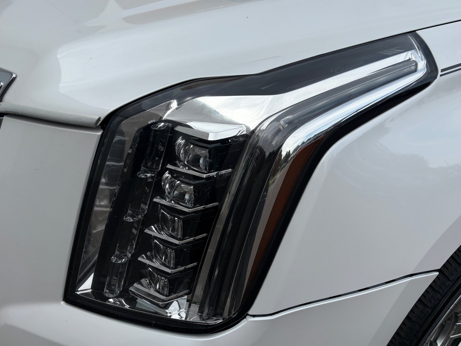 Used 2017 Cadillac Escalade Luxury AWD/4WD image 9
