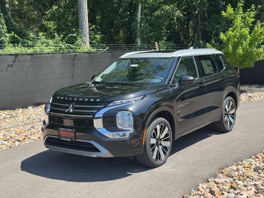 Used 2025 Mitsubishi Outlander AWD image 1