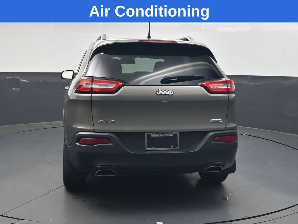 Used 2018 Jeep Cherokee Latitude w/ Cold Weather Group AWD/4WD image 5
