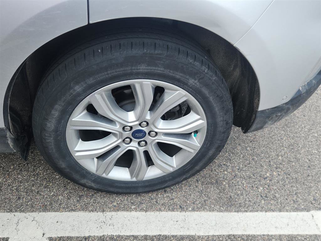 Used 2019 Ford Edge Titanium w/ Equipment Group 301A AWD/4WD image 9