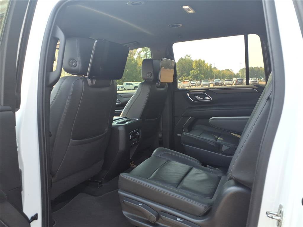 Used 2022 Chevrolet Suburban LT w/ Luxury Package image 24