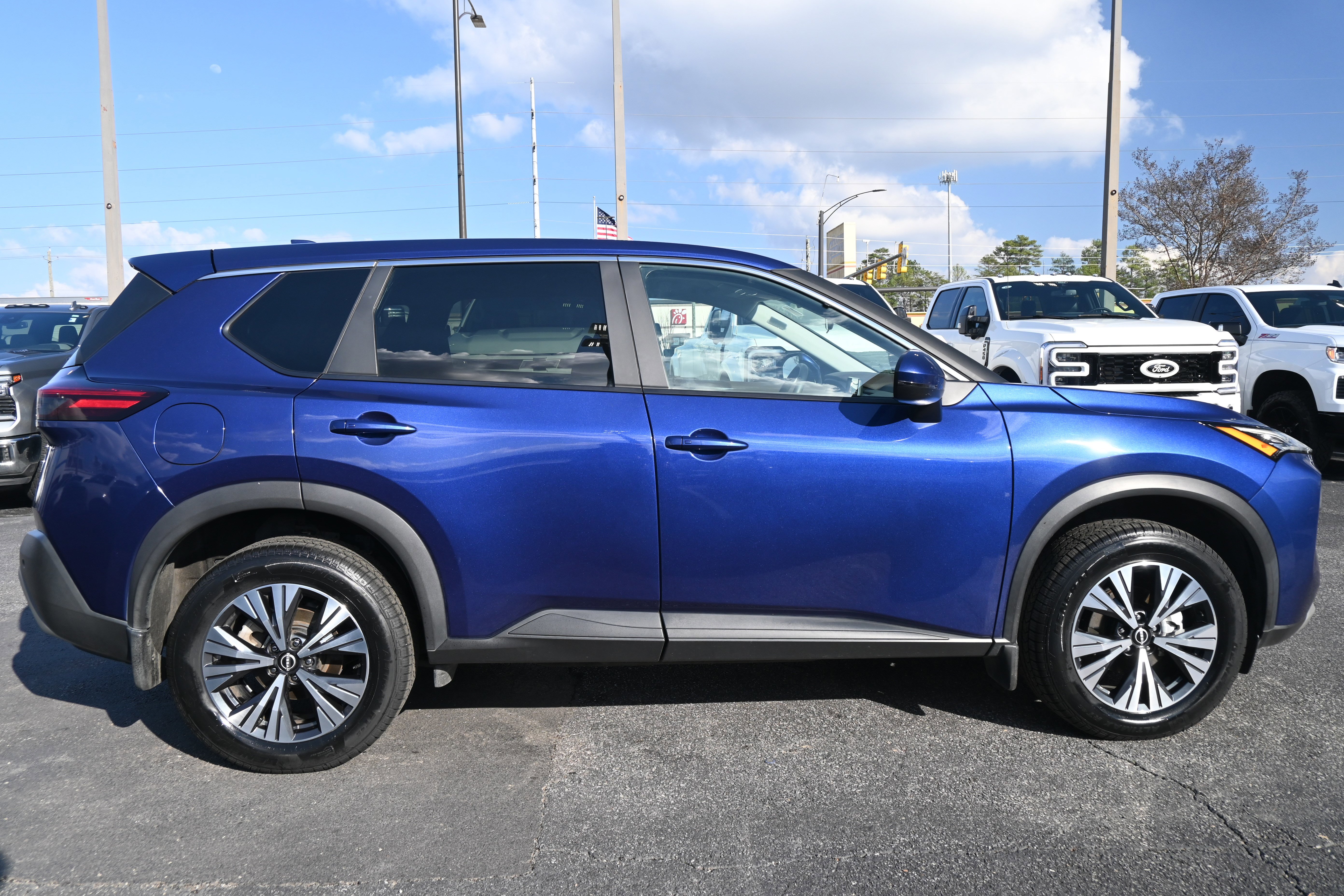 Used 2023 Nissan Rogue SV image 16