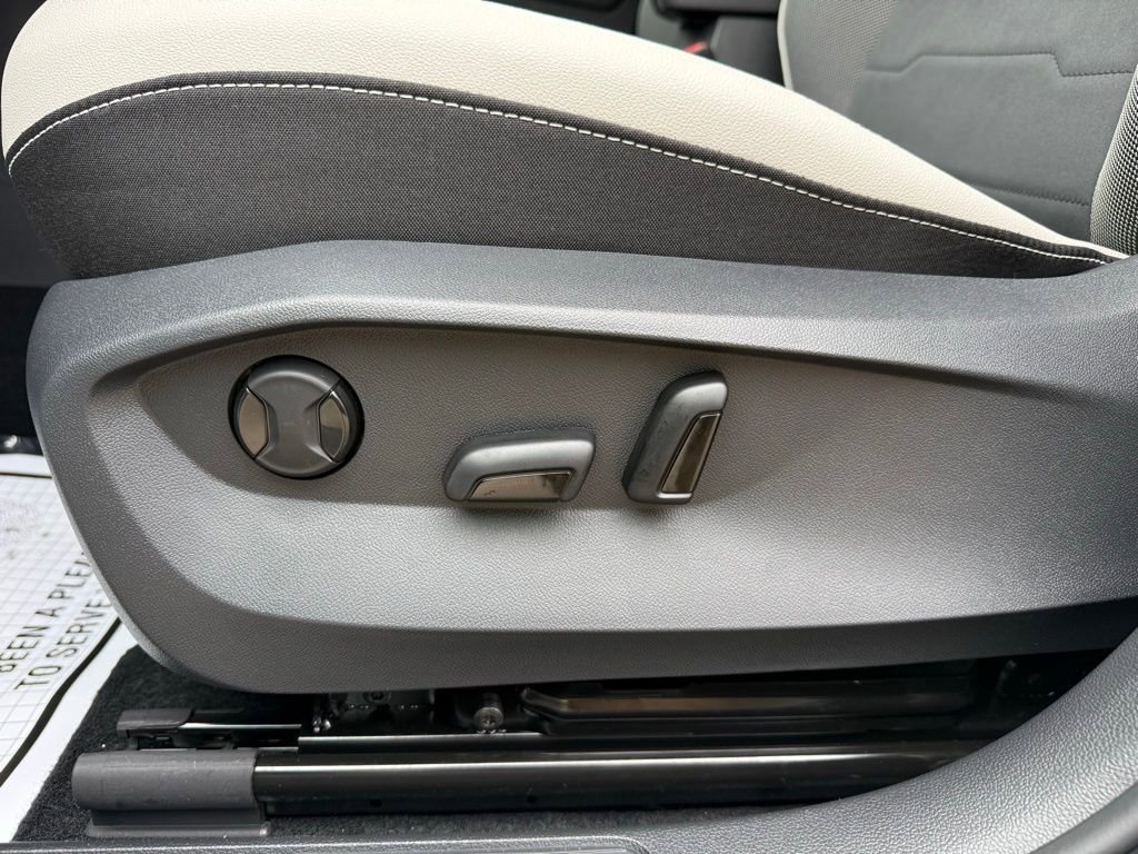 New 2026 Volkswagen Taos SE image 24