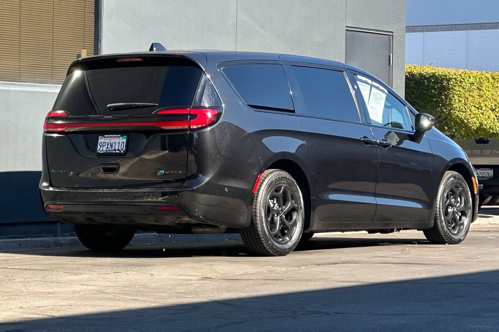 Used 2023 Chrysler Pacifica Touring-L w/ Uconnect Theater Family Group FWD image 4