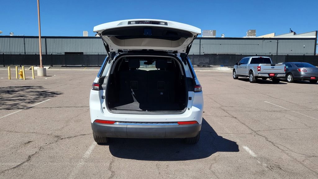 Used 2023 Jeep Grand Cherokee L Laredo RWD image 11
