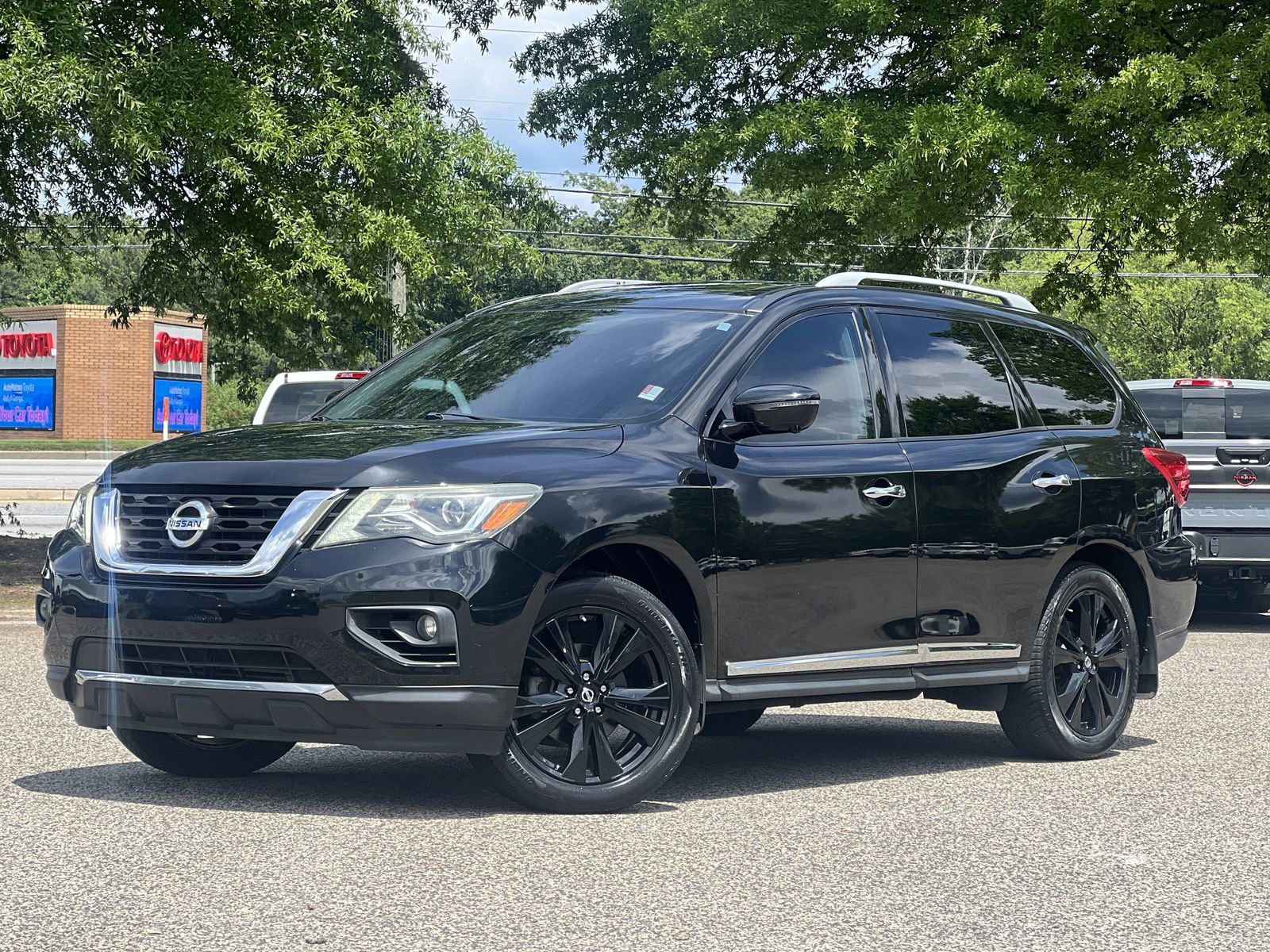 Used 2017 Nissan Pathfinder Platinum w/ Midnight Edition Package FWD image 1
