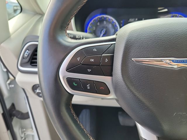 Used 2018 Chrysler Pacifica Touring-L image 15