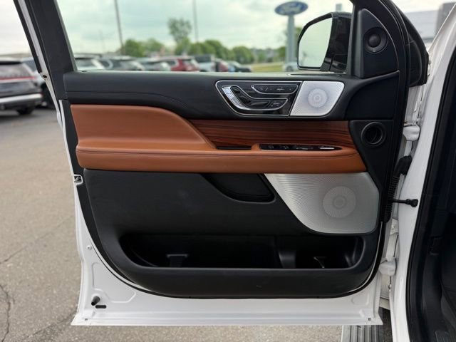 Used 2018 Lincoln Navigator Reserve w/ Technology Package AWD/4WD image 12