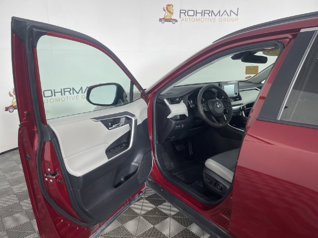 Used 2021 Toyota RAV4 XLE AWD/4WD image 17