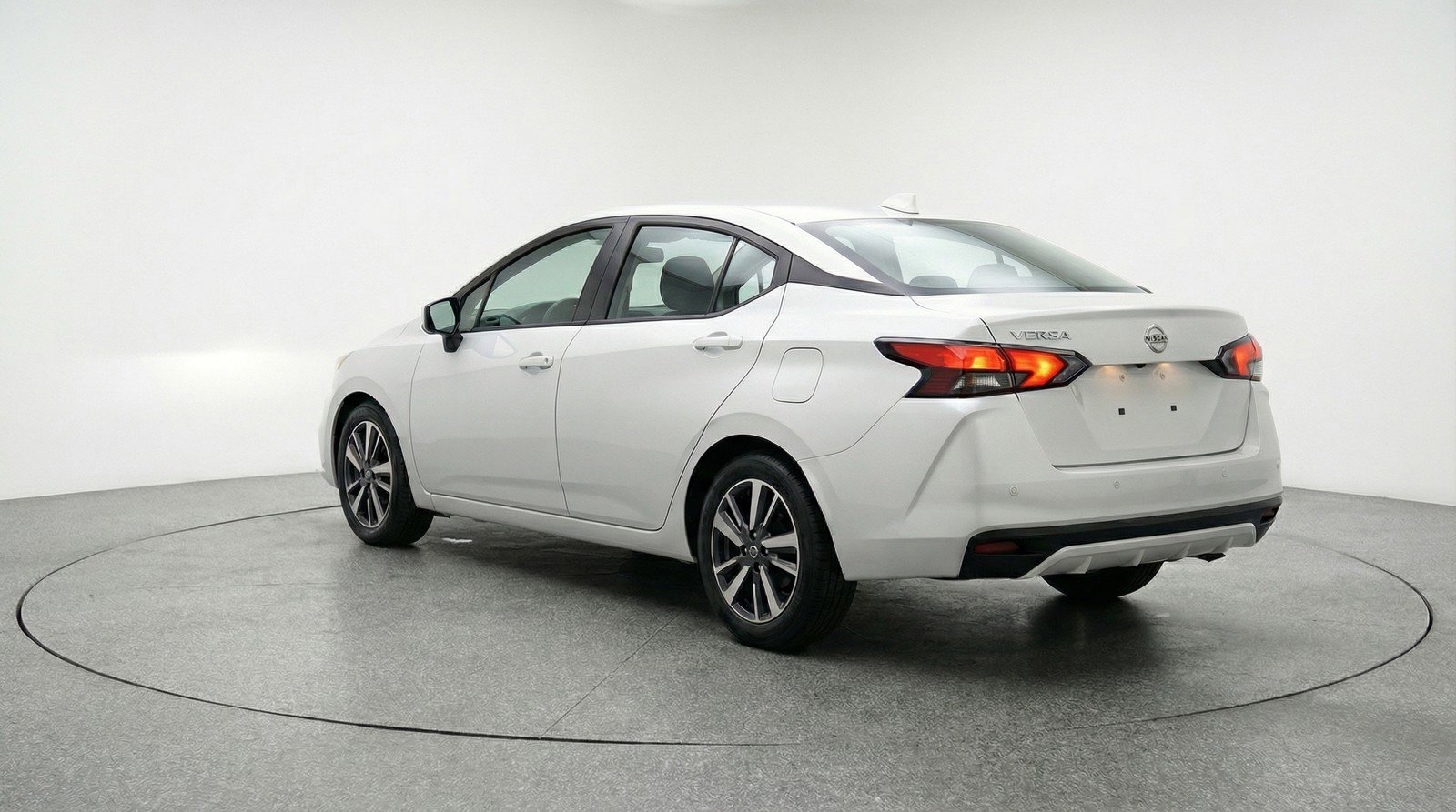 Used 2025 Nissan Versa SV image 6