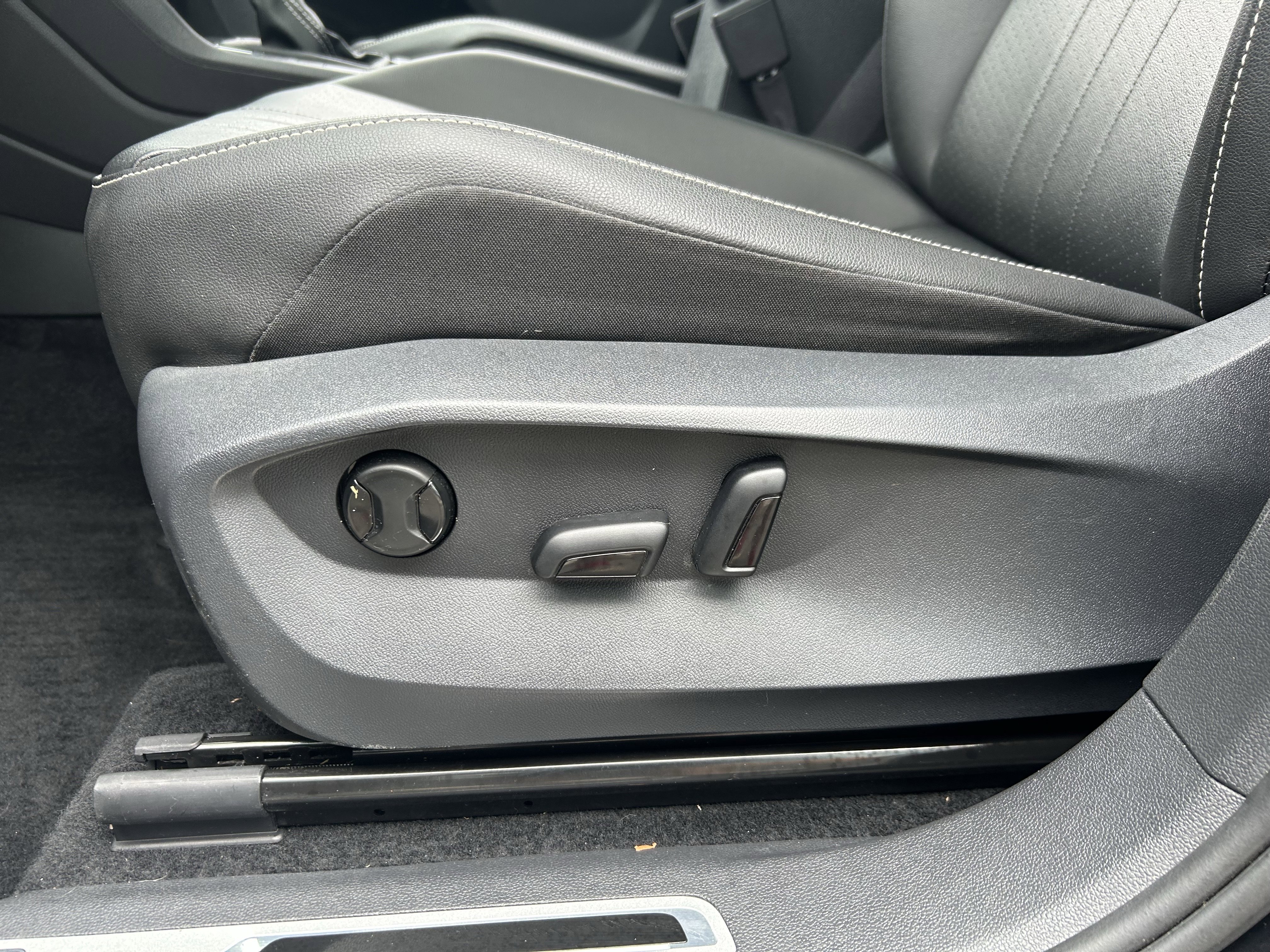 Certified 2022 Volkswagen Tiguan SE R-Line AWD/4WD image 21
