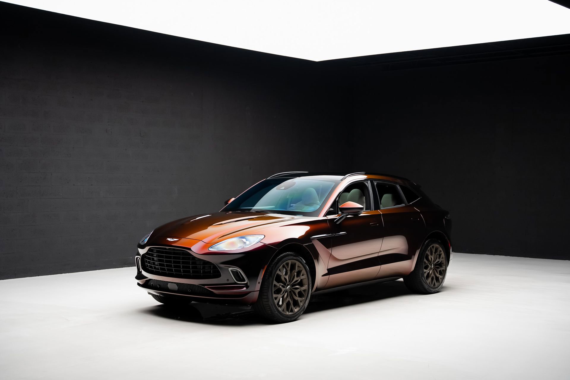 Used 2023 Aston Martin DBX AWD/4WD image 4