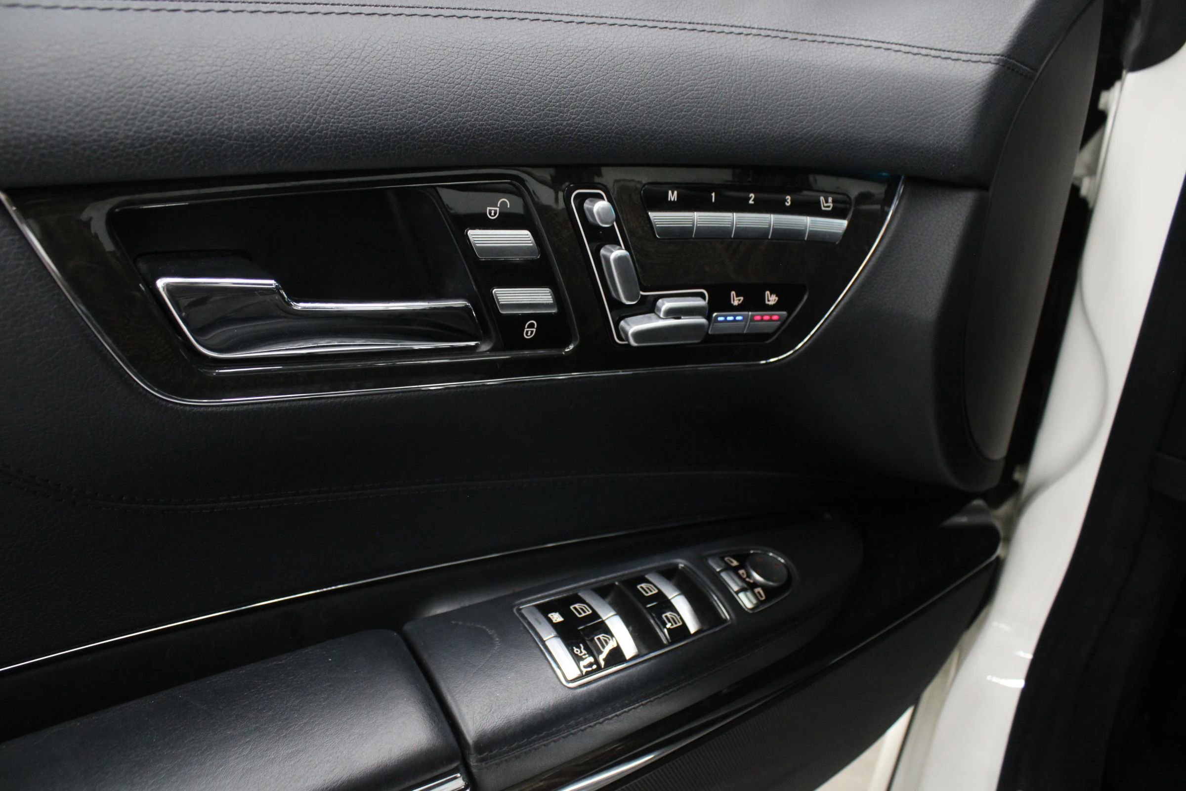Used 2012 Mercedes-Benz CL 550 4MATIC image 25
