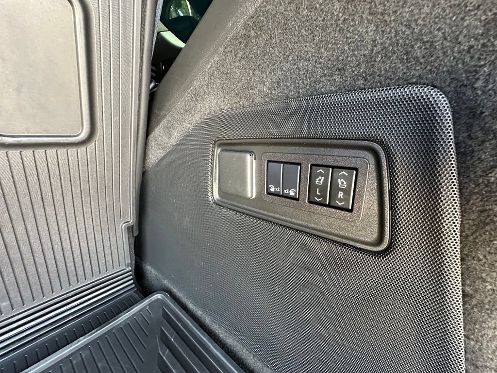 Used 2025 Cadillac Escalade Sport RWD image 23