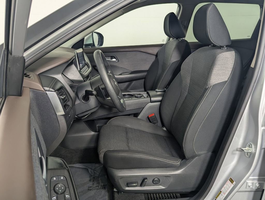 Used 2023 Nissan Rogue SV image 12