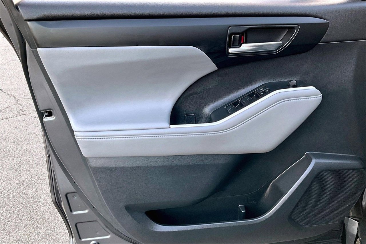 Used 2022 Toyota Highlander XLE image 27