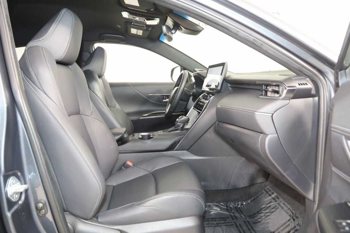 Used 2023 Toyota Venza XLE image 12