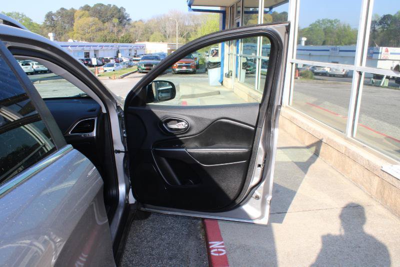 Used 2019 Jeep Cherokee Limited AWD/4WD image 16
