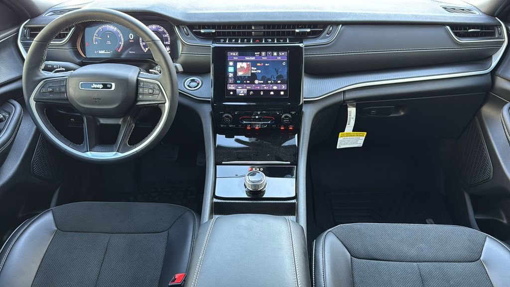 Used 2025 Jeep Grand Cherokee Altitude image 16