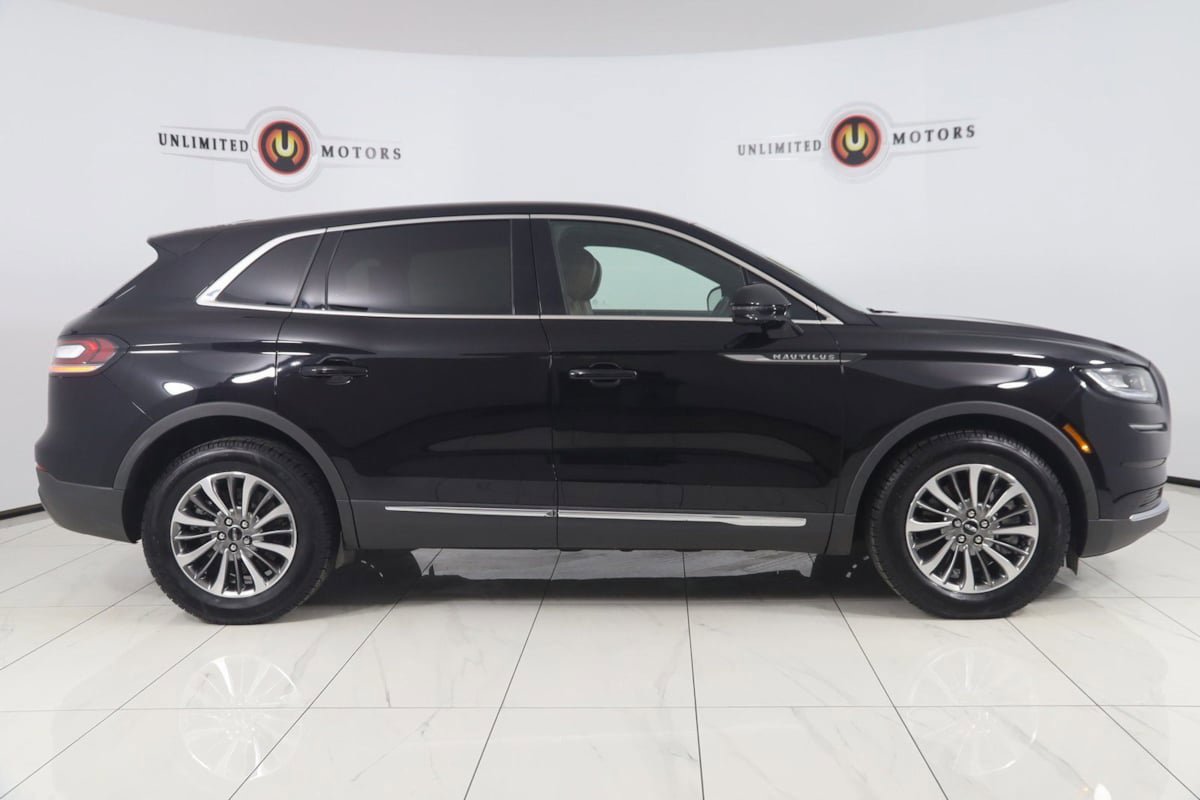 Used 2022 Lincoln Nautilus Reserve AWD/4WD image 2