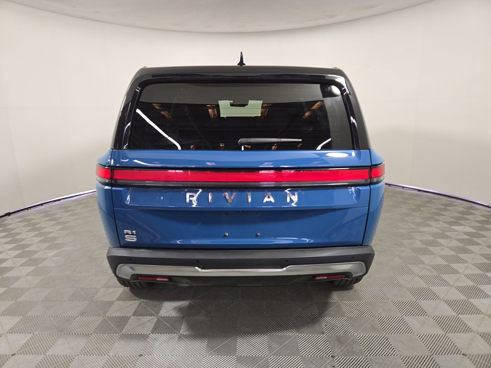 Used 2024 Rivian R1S Adventure image 4