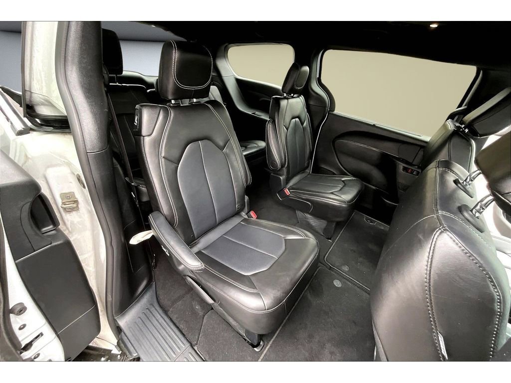 Used 2025 Chrysler Pacifica Select image 24