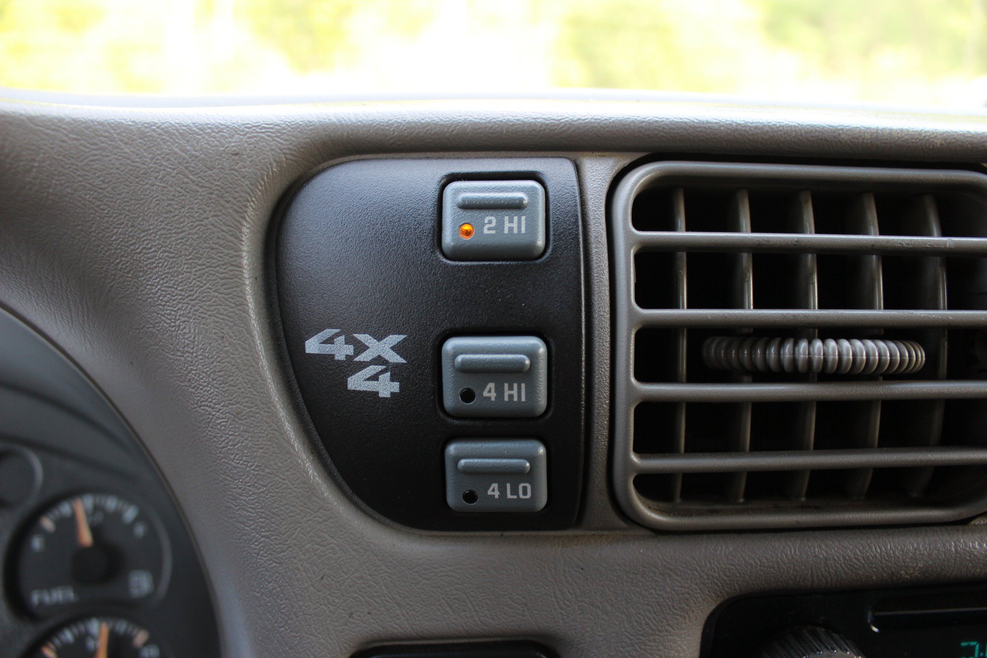 Used 2004 Chevrolet Blazer LS w/ Preferred Equipment Group AWD/4WD image 25