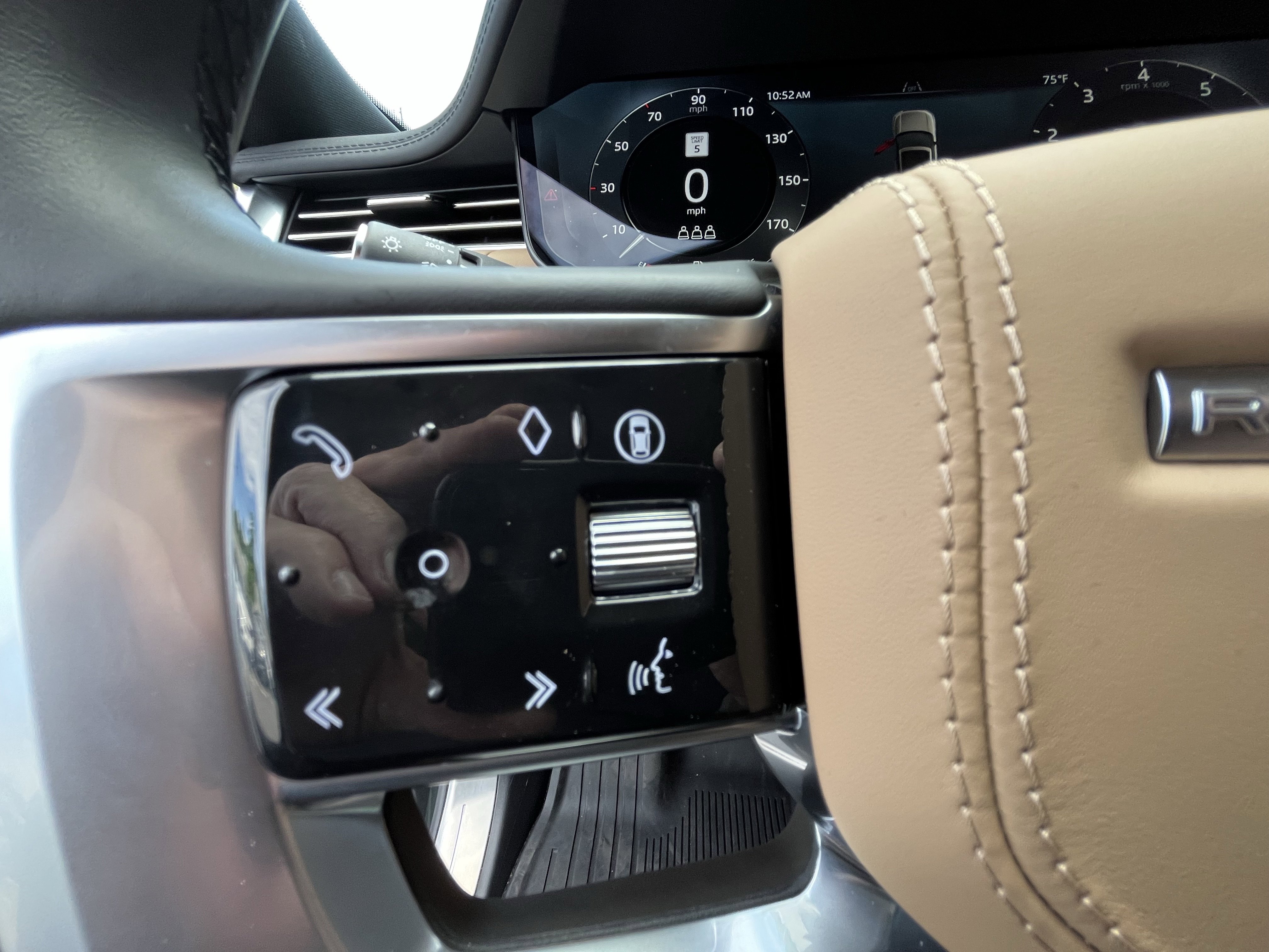 Certified 2026 Land Rover Range Rover SE image 19