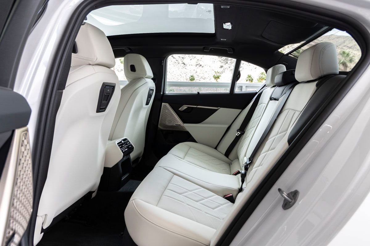 New 2026 BMW 550e xDrive w/ Executive Package AWD/4WD image 24