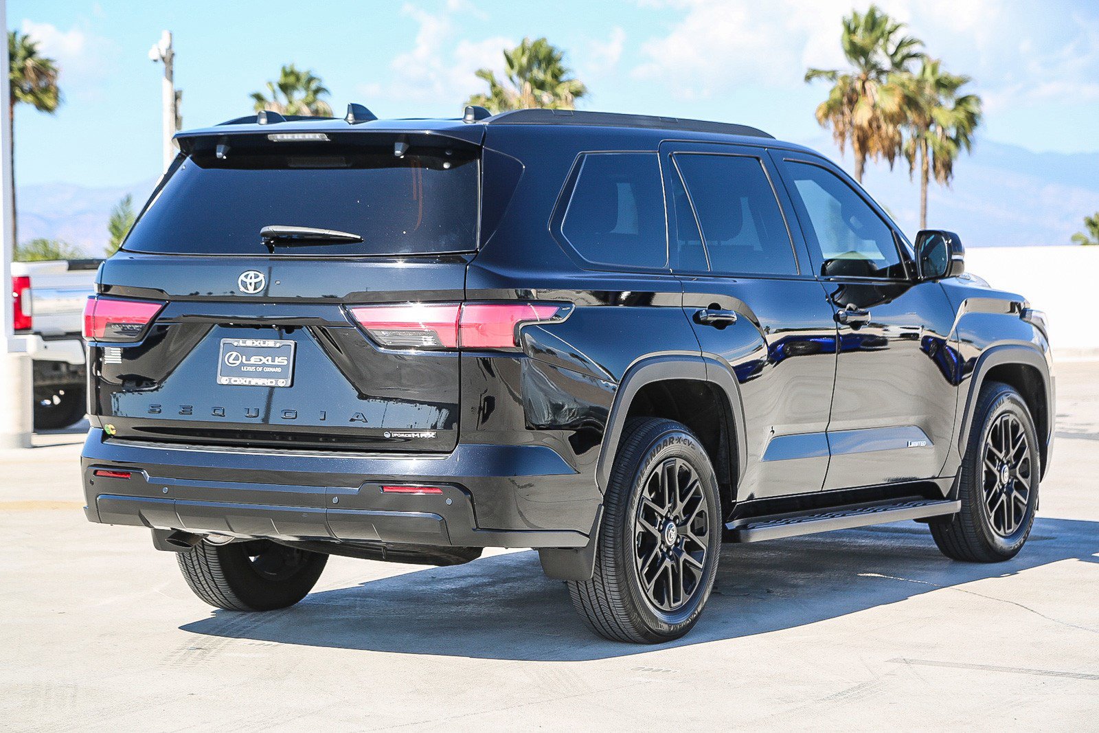 Used 2025 Toyota Sequoia Limited w/ Tow Technology Package AWD/4WD image 7