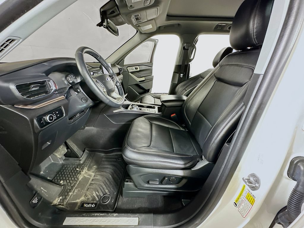 Used 2023 Ford Explorer Limited w/ Equipment Group 301A RWD image 16