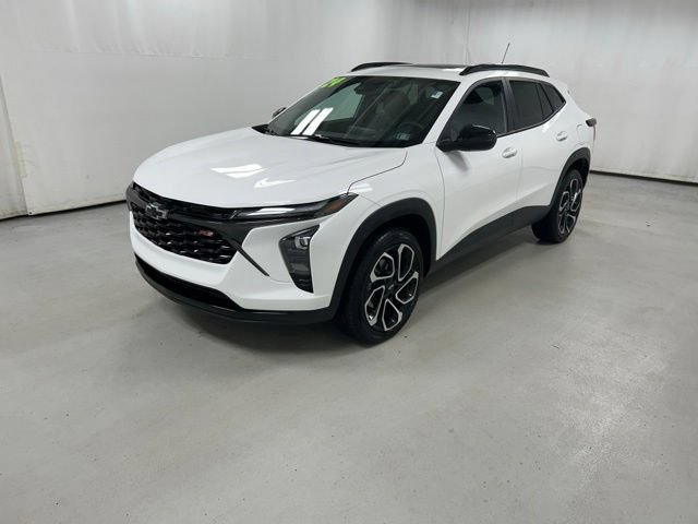 Used 2024 Chevrolet Trax RS w/ Sunroof Package FWD image 2